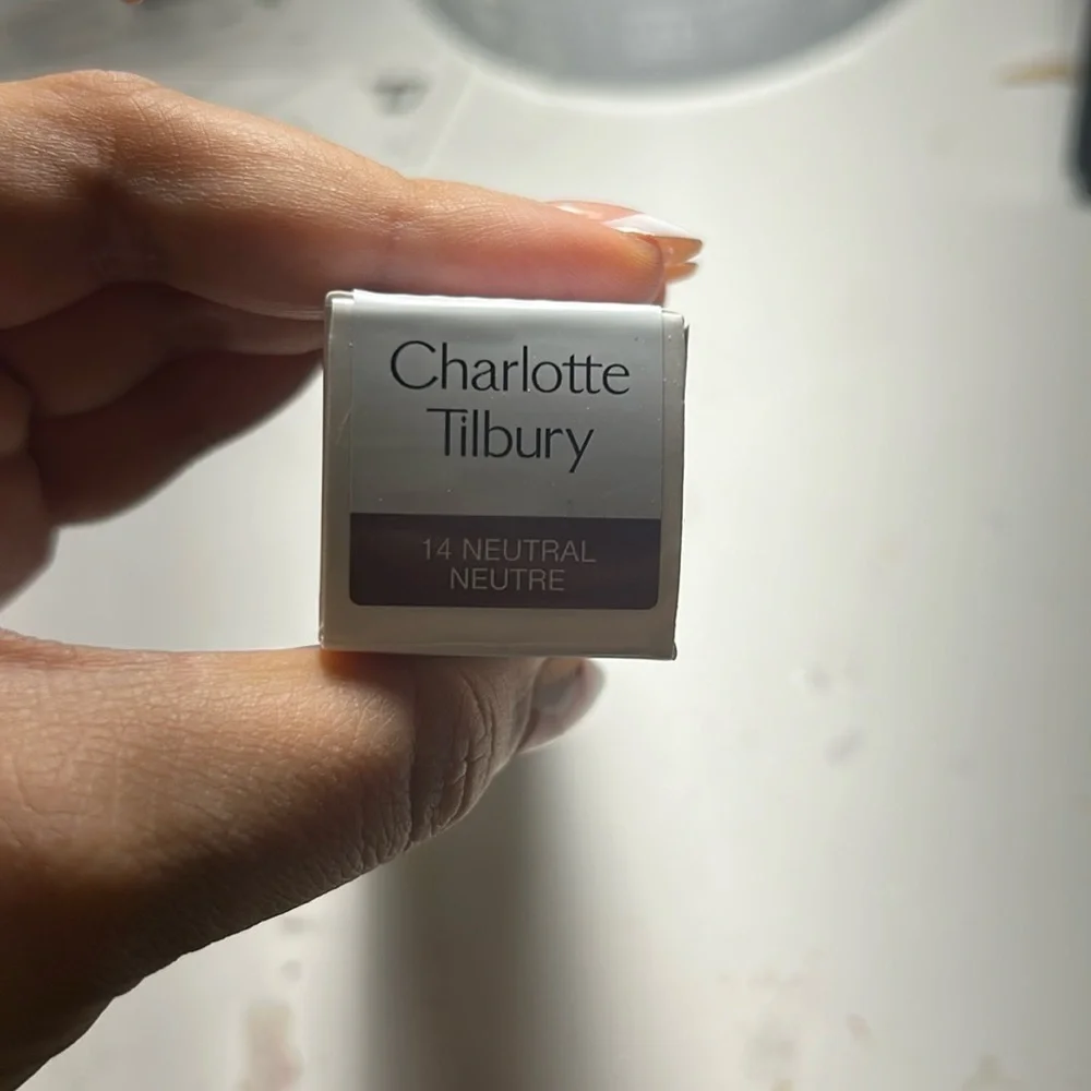 B19 CHARLOTTE TILBURY BEAUTIFUL SKIN FOUNDATION-14 NEUTRAL NEUTRE NIB